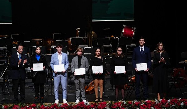 la-fundacion-ricardo-delgado-vizcaino-premia-mejores-alumnos-de-bachillerato-en-la-celebracion-del-concierto-de-navidad
