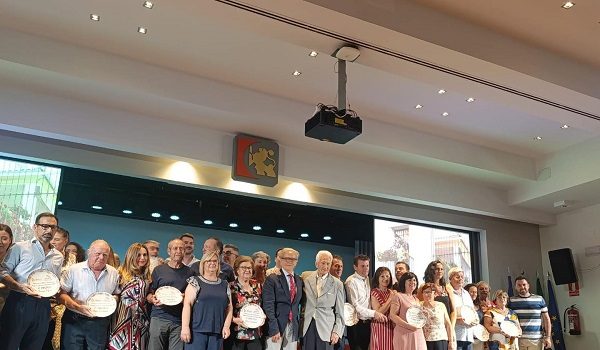 vecinas-de-pedroche-y-villanueva-de-cordoba-recogen-premios-del-concurso-patios-rejas-y-rincones-de-diputacion