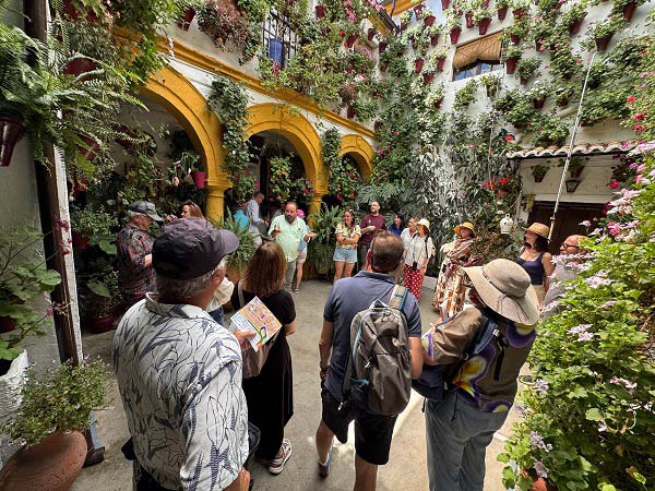 la-mancomunidad-de-los-pedroches-realiza-en-cordoba-una-accion-de-street-marketing-ligada-a-los-patios-y-a-mayo