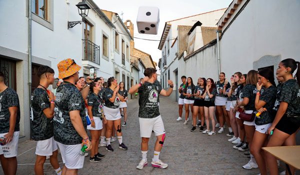 mas-de-un-millar-de-personas-convertiran-dos-torres-mayor-tablero-de-juego-y-diversion-al-aire-libre-de-andalucia