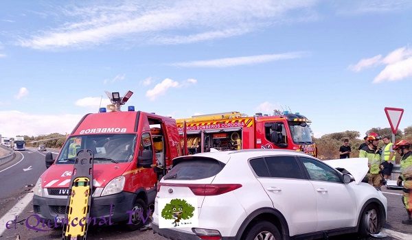 dos-heridos-tras-quedar-atrapados-en-un-vehiculo-en-alcaracejos