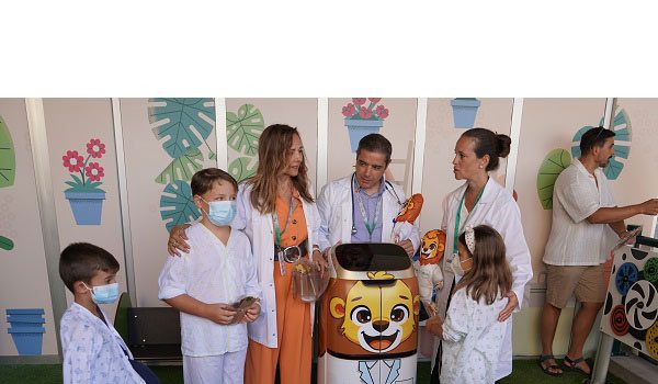 el-hospital-reina-sofia-presenta-a-leo-el-robot-mascota-destinado-a-los-pacientes-pediatricos