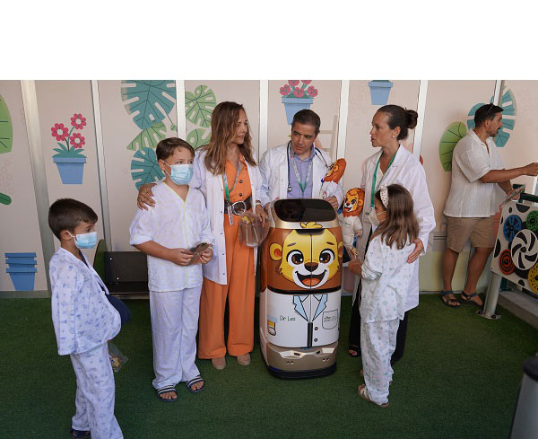 el-hospital-reina-sofia-presenta-a-leo-el-robot-mascota-destinado-a-los-pacientes-pediatricos