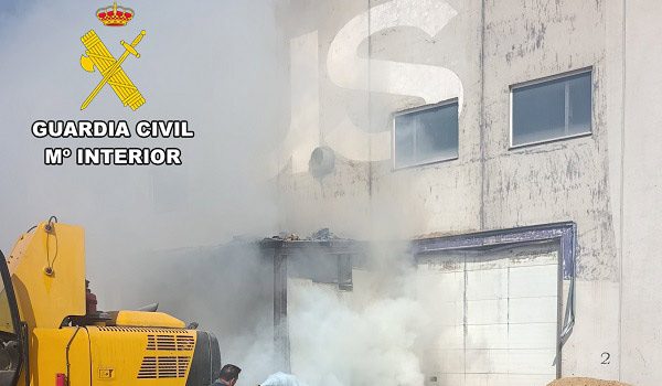 una-patrulla-de-la-guardia-civil-logra-sofocar-el-incendio-de-una-nave-industrial-en-espiel