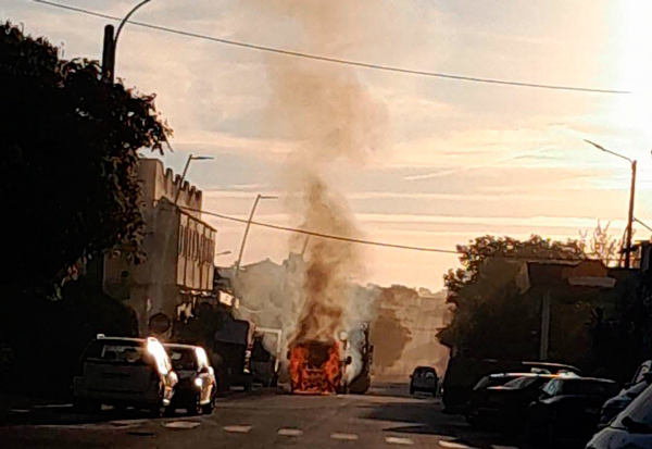 aparatoso-incendio-vehiculo-villanueva-de-cordoba-danos-leves-viviendas