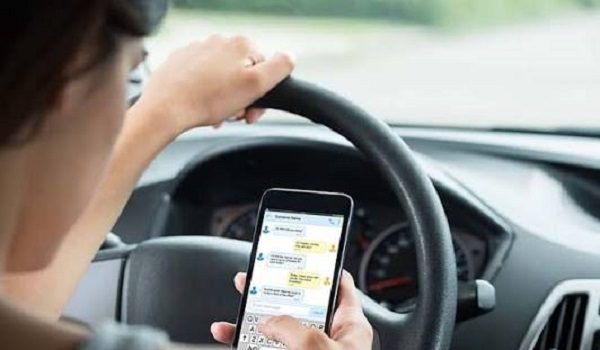 uno-de-cada-dos-conductores-denunciados-por-la-dgt-durante-la-campana-de-vigilancia-de-distracciones-utilizaba-el-telefono-movil-conduciendo