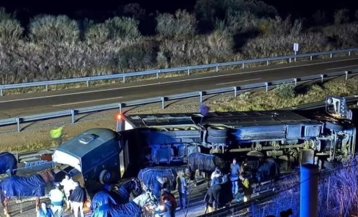 aparatoso-accidente-del-camion-de-los-caballos-del-rejoneador-diego-ventura